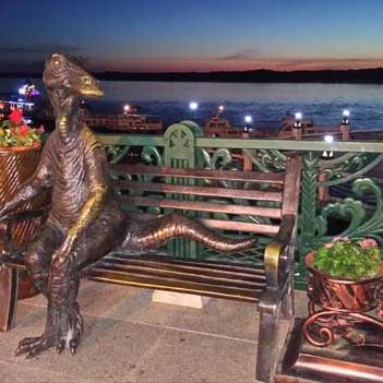 амурозавр ждет вас сфотографироваться на набережной Амура.