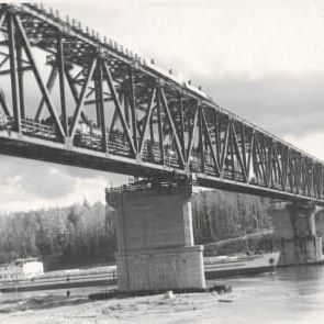Мост через р. Лену. Строительство выполнено Мостоотрядом № 5 треста Мостострой № 9.