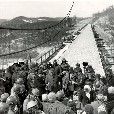 Торжественный митинг по поводу сдачи под укладку пути монтажниками МО-46 моста через р. Кованту. 1978г.