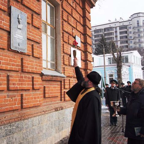 Отец Георгий окропляет святой водой здание Благовещенской таможенной заставы