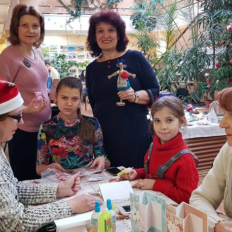 У мастера Валентины Сурдуковской всегда много посетителей, желающих своими руками сделать новогодние подарки.