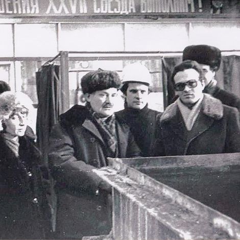 Делегация на промбазе (П.В. Майстренко в каске). 1980-е годы