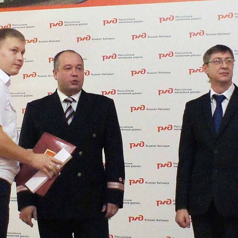 Сергей Утюгов и Виктор Афанасьев вручают подарки.