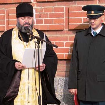 Выступает Иеромонах Отец Георгий (на фото слева)