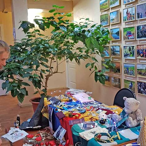 Посетители выставки восхищаются сувенирами Елены Науменко.