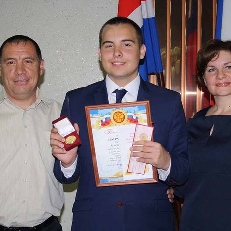 Семья Туктаровых с сыном-медалистом Артёмом Туктаровым.
