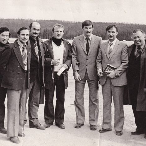 Трёхкратный олимпийский чемпион, советский хоккеист В. Третьяк (4-й справа) и тренер сборной Советского Союза по хоккею В. Тихонов (3-й справа). Май 1982 г. Встреча в аэропорту Тынды