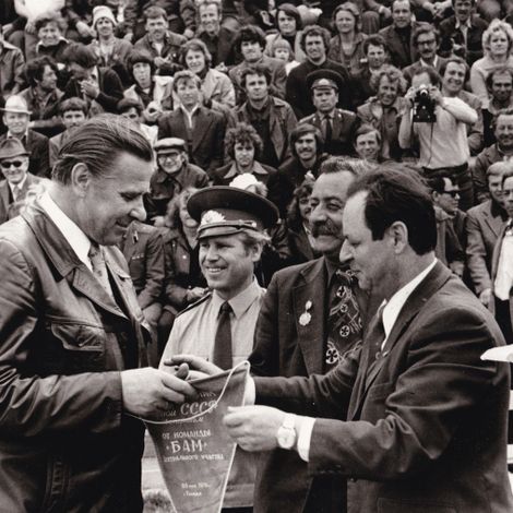 Г.М. Левин (Главбамстрой) вручает вымпел от команды «БАМ» Льву Яшину, легендарному советскому футболисту, вратарю. Стадион «Локомотив» 26 мая 1979 г. Тында. Фото Пьянова
