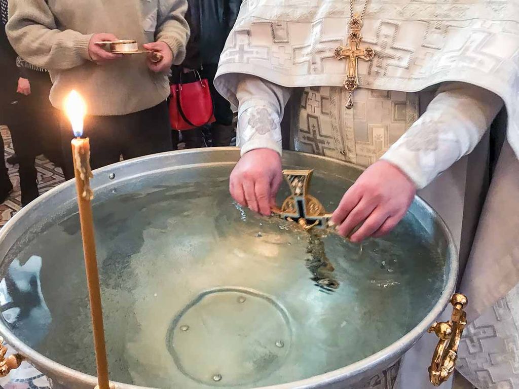 Воду освещают зеленым. Купель на крещение. Освященная вода. Освящение воды на крещение. Святая Крещенская вода.