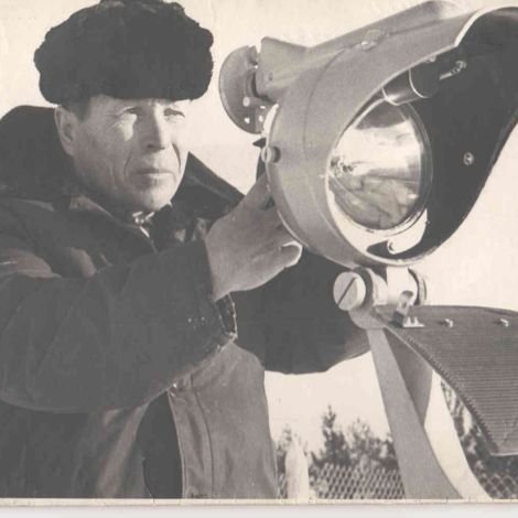 Ф.А. Доронин с прибором для определения метеорологической дальности видимости в ночное время. Тында 1972 г.