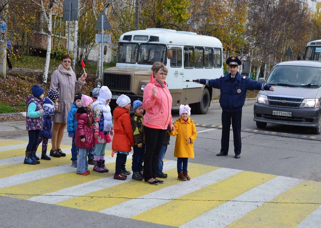 Видео безопасность на дороге. Участники дорожного движения. Участники дорожного движения фото. День пешехода в детском саду. Школьники переходят дорогу.